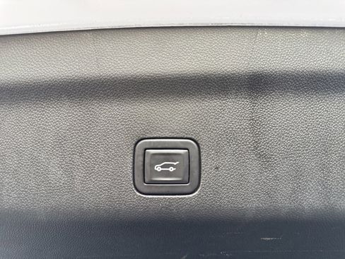 Used 2023 Chevrolet Suburban Premier image 16