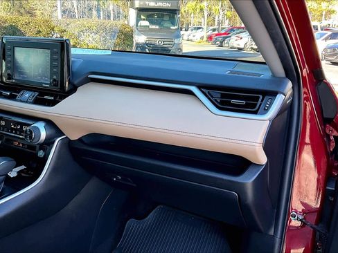 Used 2022 Toyota RAV4 XLE Premium image 18