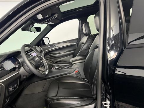 Certified 2025 Jeep Grand Cherokee Limited w/ Luxury Tech Group II AWD/4WD image 23