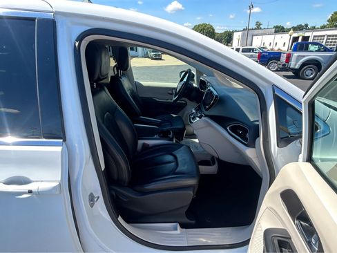 Used 2023 Chrysler Pacifica Touring-L FWD image 23