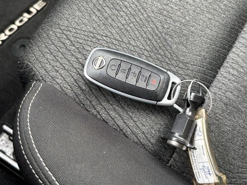 Used 2025 Nissan Rogue SV AWD/4WD image 17