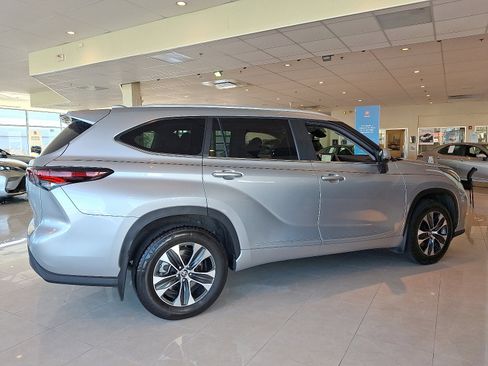 Used 2025 Toyota Highlander XLE AWD/4WD image 8
