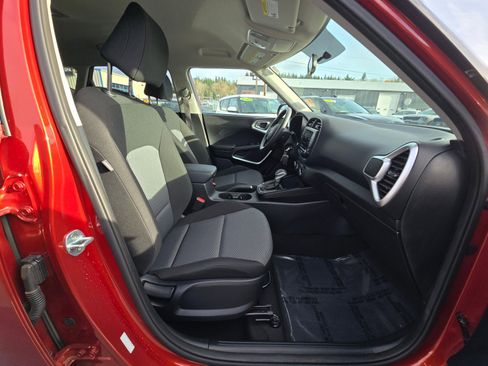 Used 2022 Kia Soul LX image 11