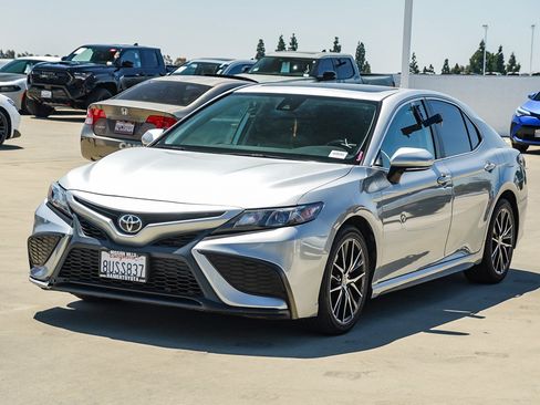 Used 2021 Toyota Camry SE w/ Convenience Package FWD image 3