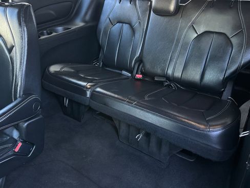 Used 2022 Chrysler Pacifica Touring-L w/ S Appearance Package FWD image 14