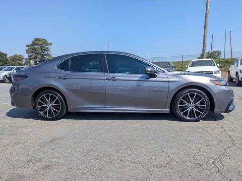 Used 2021 Toyota Camry SE image 4