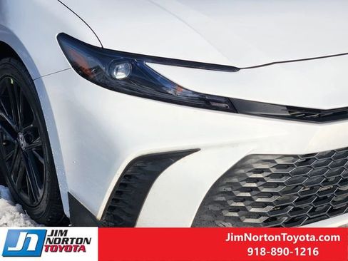 Used 2025 Toyota Camry SE image 9