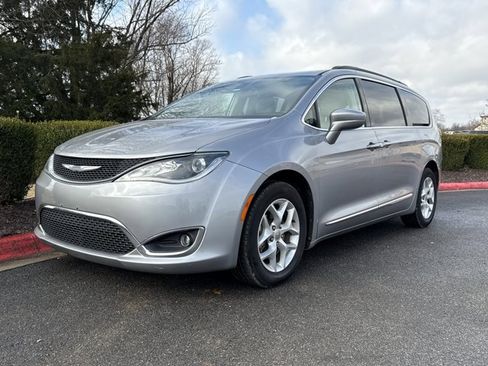 Used 2017 Chrysler Pacifica Touring-L w/ Tire & Wheel Group image 10