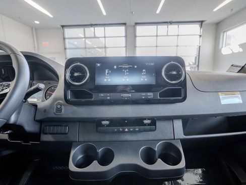 Used 2025 Mercedes-Benz Sprinter 2500 image 19