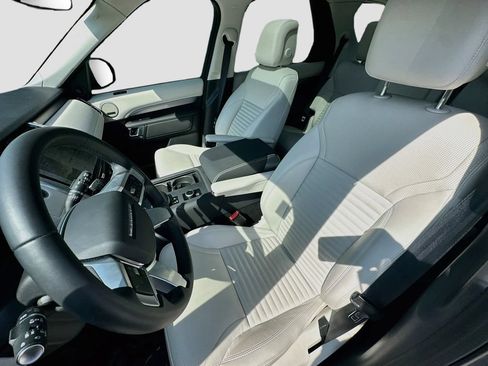 Certified 2025 Land Rover Discovery Dynamic SE AWD/4WD image 5