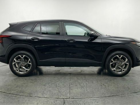Used 2025 Chevrolet Trax LT FWD image 11