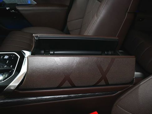 Used 2024 BMW i7 xDrive60 image 59