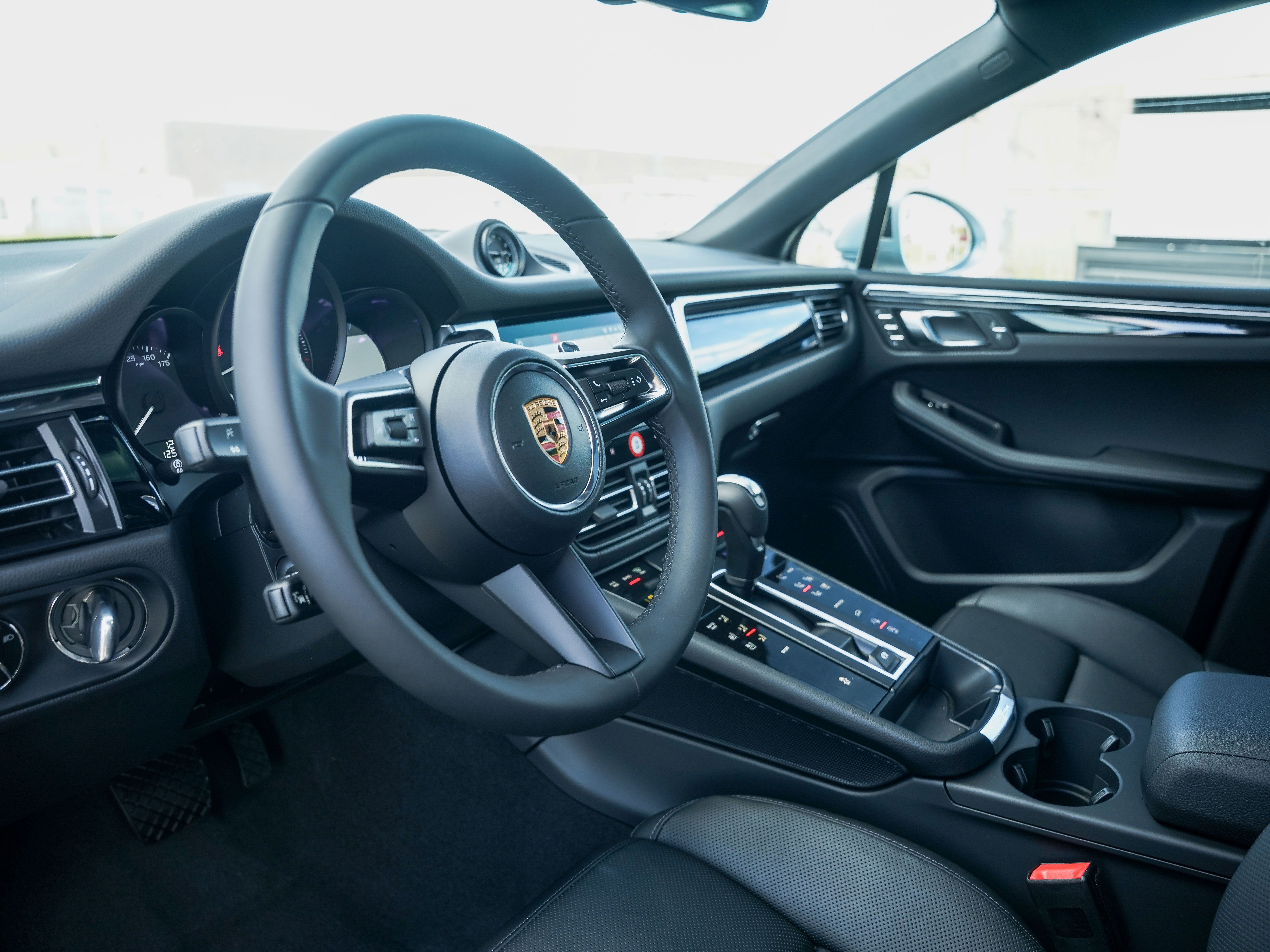 Certified 2026 Porsche Macan AWD/4WD image 4
