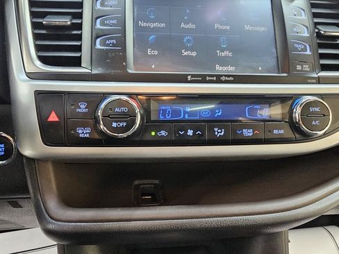Used 2019 Toyota Highlander XLE FWD image 36