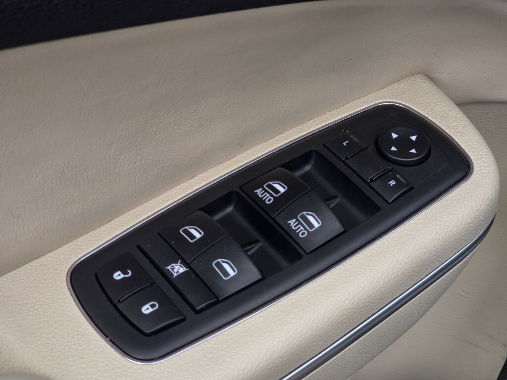Used 2018 Chrysler 300 Limited AWD/4WD image 20
