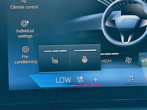 Certified 2024 BMW X7 xDrive40i w/ M Sport Package AWD/4WD image 21