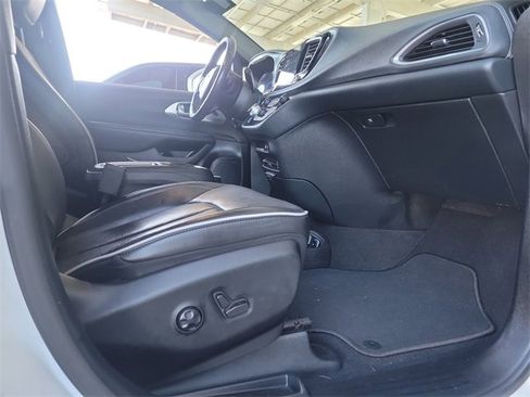 Used 2019 Chrysler Pacifica Limited w/ Advanced Safetytec Group image 21