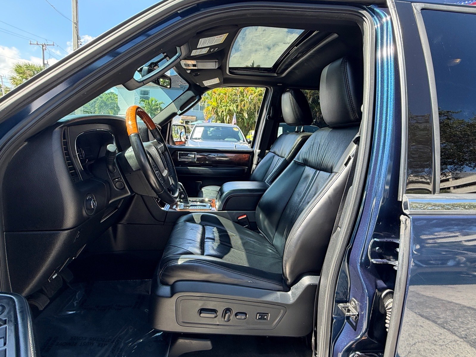 Used 2017 Lincoln Navigator L Select RWD image 9