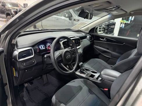 Used 2017 Kia Sorento FWD image 9
