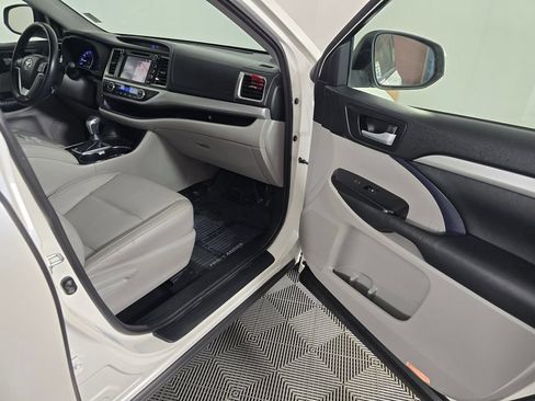 Used 2015 Toyota Highlander XLE AWD/4WD image 12