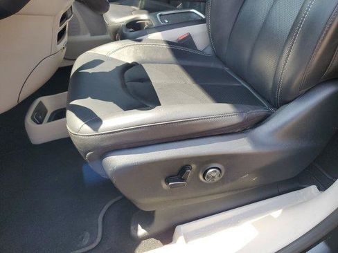 Used 2024 Chrysler Pacifica Touring-L FWD image 15