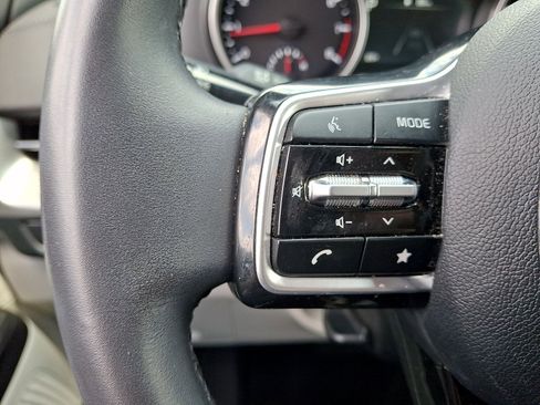 Used 2024 Kia Carnival LX FWD image 17