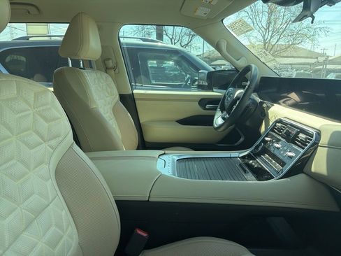 Used 2025 Nissan Armada Platinum image 4