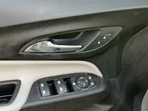 Used 2022 Chevrolet Equinox LS w/ LS Convenience Package image 17