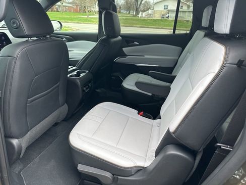 Used 2024 Chevrolet Traverse RS FWD image 17