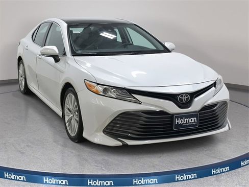 Used 2020 Toyota Camry XLE image 4
