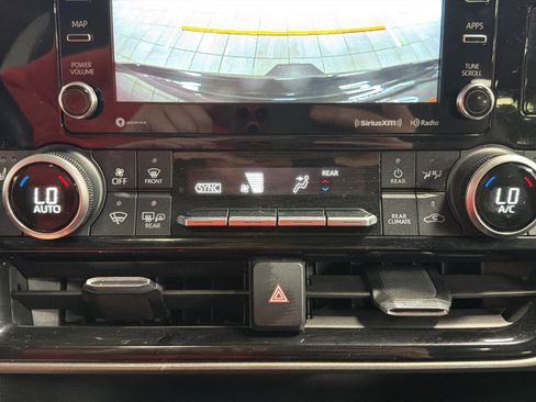 Used 2021 Toyota Highlander XLE AWD/4WD image 28