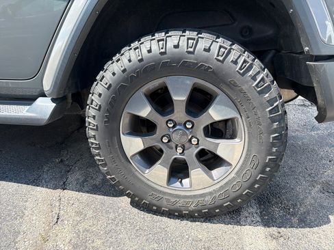 Used 2018 Jeep Wrangler Unlimited Sahara AWD/4WD image 7