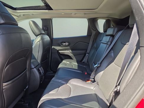 Used 2019 Jeep Cherokee Limited AWD/4WD image 10