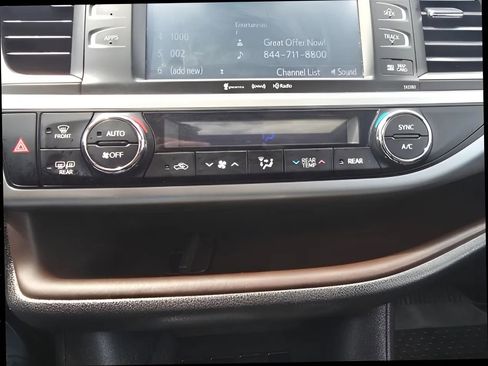 Used 2019 Toyota Highlander XLE AWD/4WD image 32