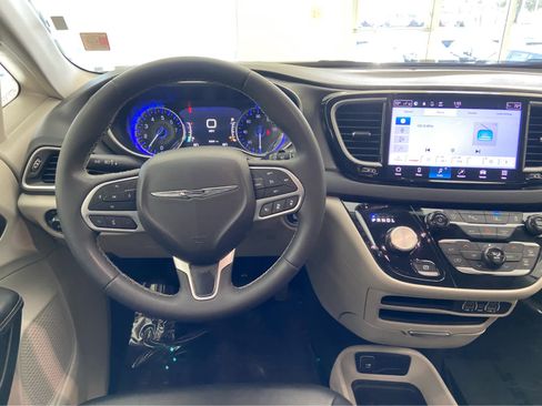 Used 2024 Chrysler Pacifica Touring-L image 21
