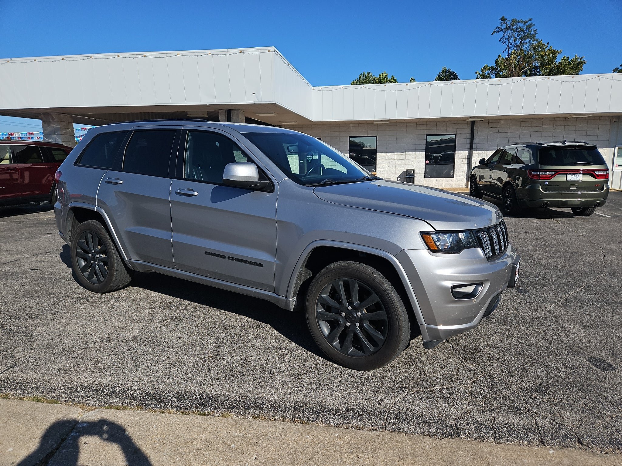 Used 2019 Jeep Grand Cherokee Altitude AWD/4WD image 3
