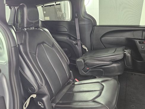 Used 2022 Chrysler Pacifica Touring-L w/ Uconnect Theater Family Group AWD/4WD image 42