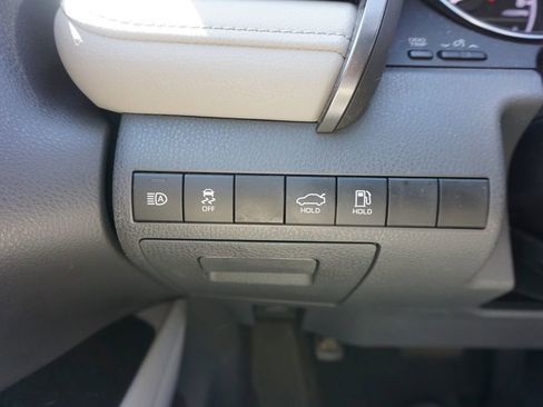 Used 2019 Toyota Camry SE image 5