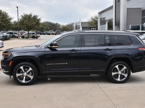 Used 2023 Jeep Grand Cherokee L Limited w/ Luxury Tech Group II image 12