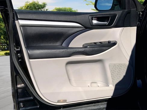 Used 2017 Toyota Highlander XLE image 19