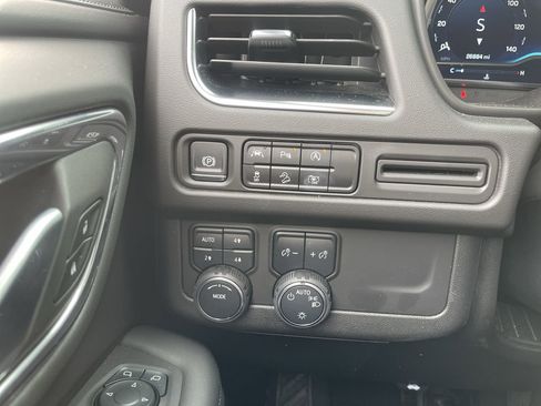 Used 2024 Chevrolet Suburban Z71 w/ Luxury Package image 18