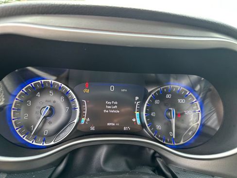 Used 2022 Chrysler Pacifica Touring-L w/ Uconnect Theater Family Group FWD image 17