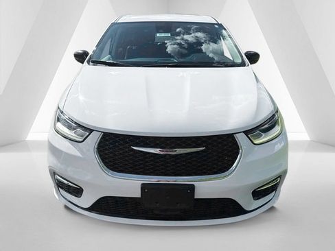 Used 2024 Chrysler Pacifica Touring-L FWD image 2