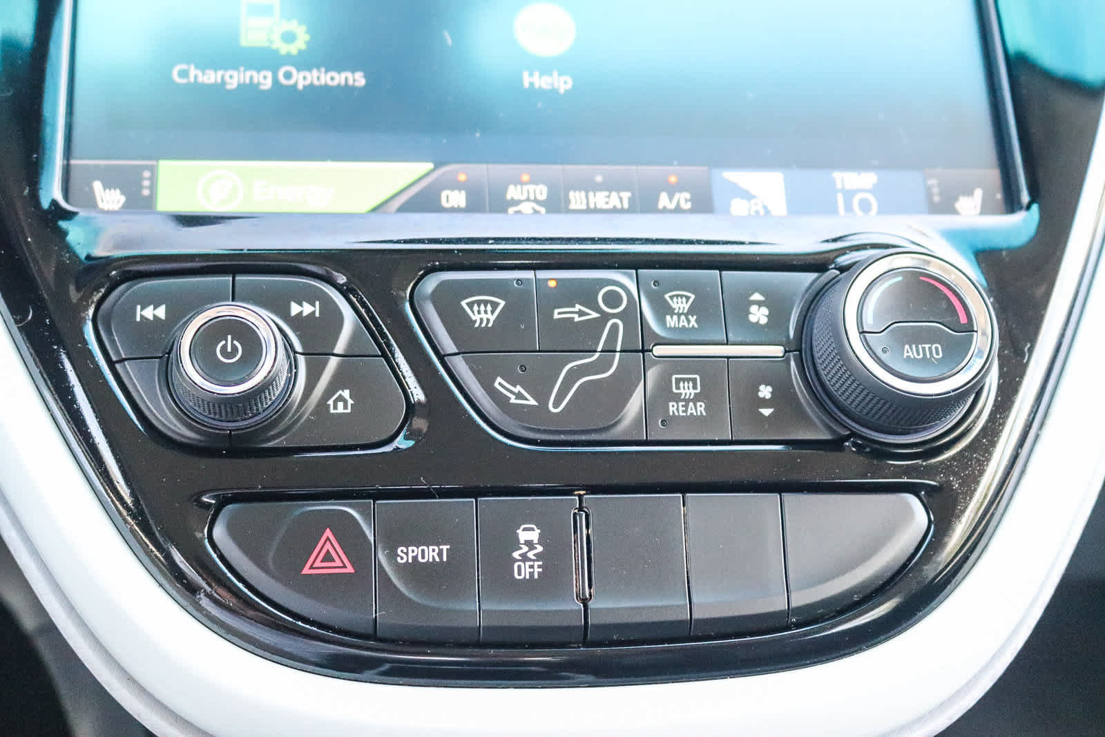 Used 2020 Chevrolet Bolt Premier w/ Infotainment Package FWD image 22