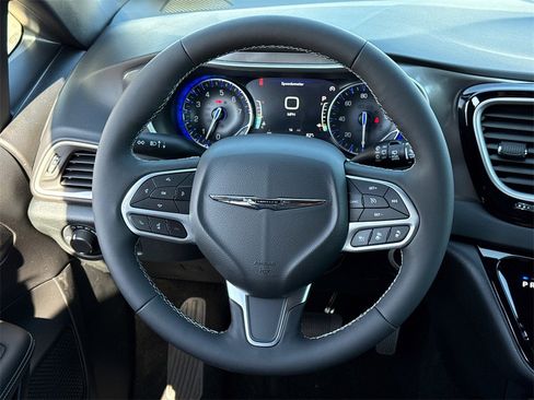 New 2025 Chrysler Voyager LX image 23