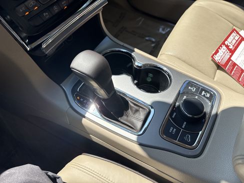 Used 2020 Jeep Grand Cherokee Overland AWD/4WD image 26