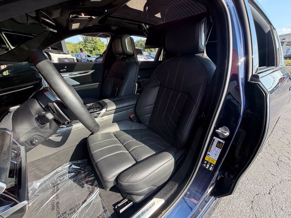 Used 2023 BMW 760i xDrive AWD/4WD image 32