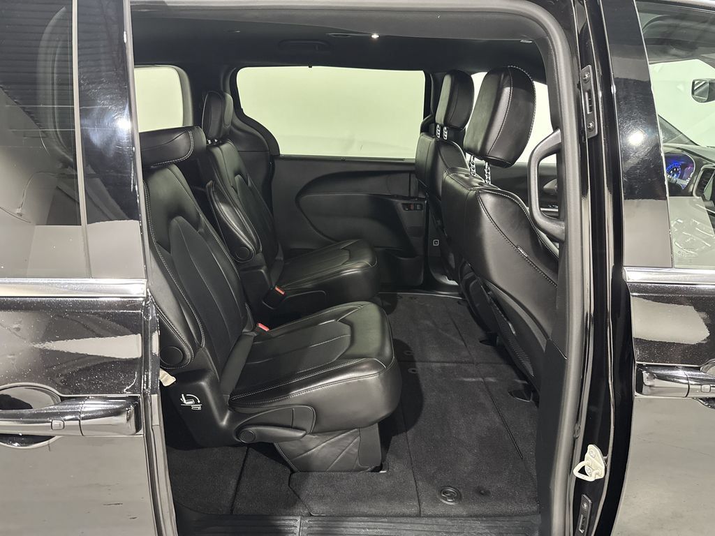 Used 2025 Chrysler Pacifica Select FWD image 24