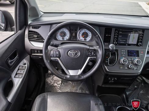 Used 2020 Toyota Sienna SE w/ SE Preferred Package FWD image 2