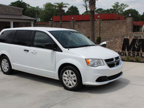 Used 2020 Dodge Grand Caravan SE FWD image 17